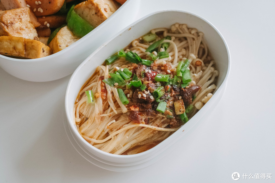 午餐肉炒豆腐和蒜蓉金针菇