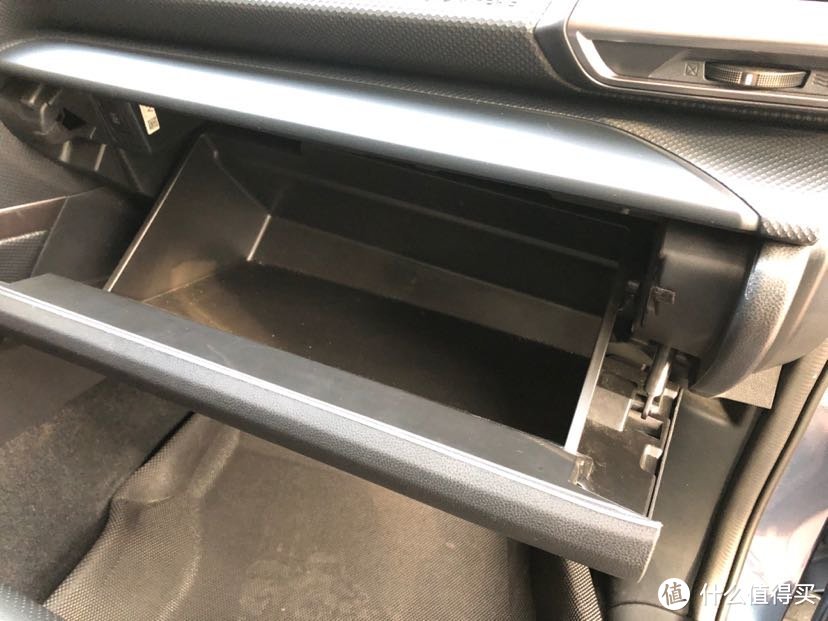 空调滤芯就在副驾驶座工具箱内面