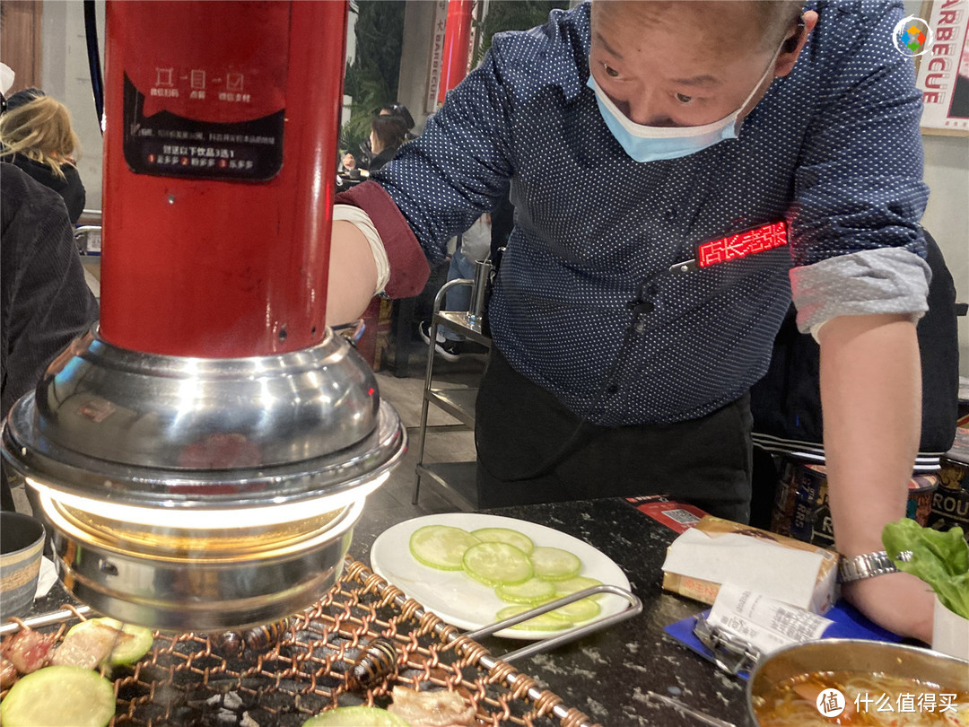 在重庆烤肉店里吃蚕蛹，老板不小心说漏嘴：我自己从来不吃