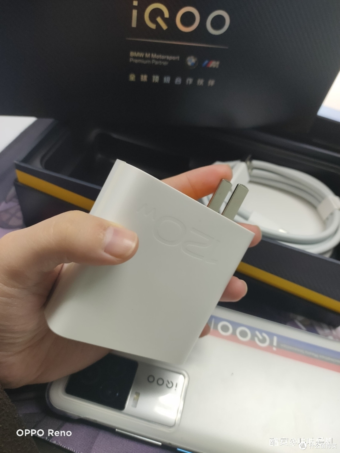 竟然还标配120w充电器,里面的话就长这样,大家看看就行～应该区别不大
