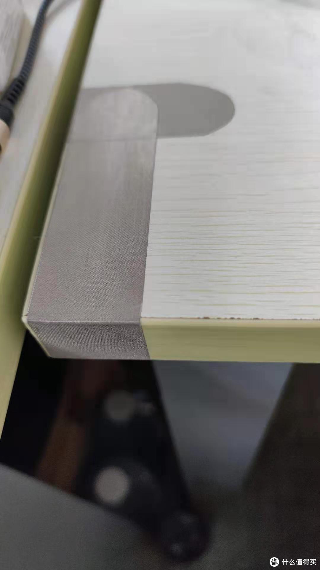 导电胶布，绕过桌面从底下粘到桌腿上了。