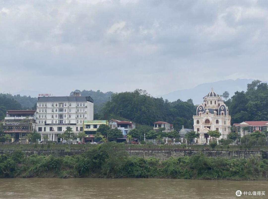 隔红河与越南老街市,谷柳市相望,是云南省唯一一个以瑶族为主体的自治