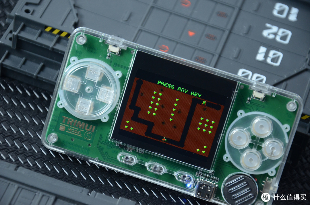 TRIMUI MODEL S“迷你掌机”体验：2.0英寸IPS屏，外观比手掌还小