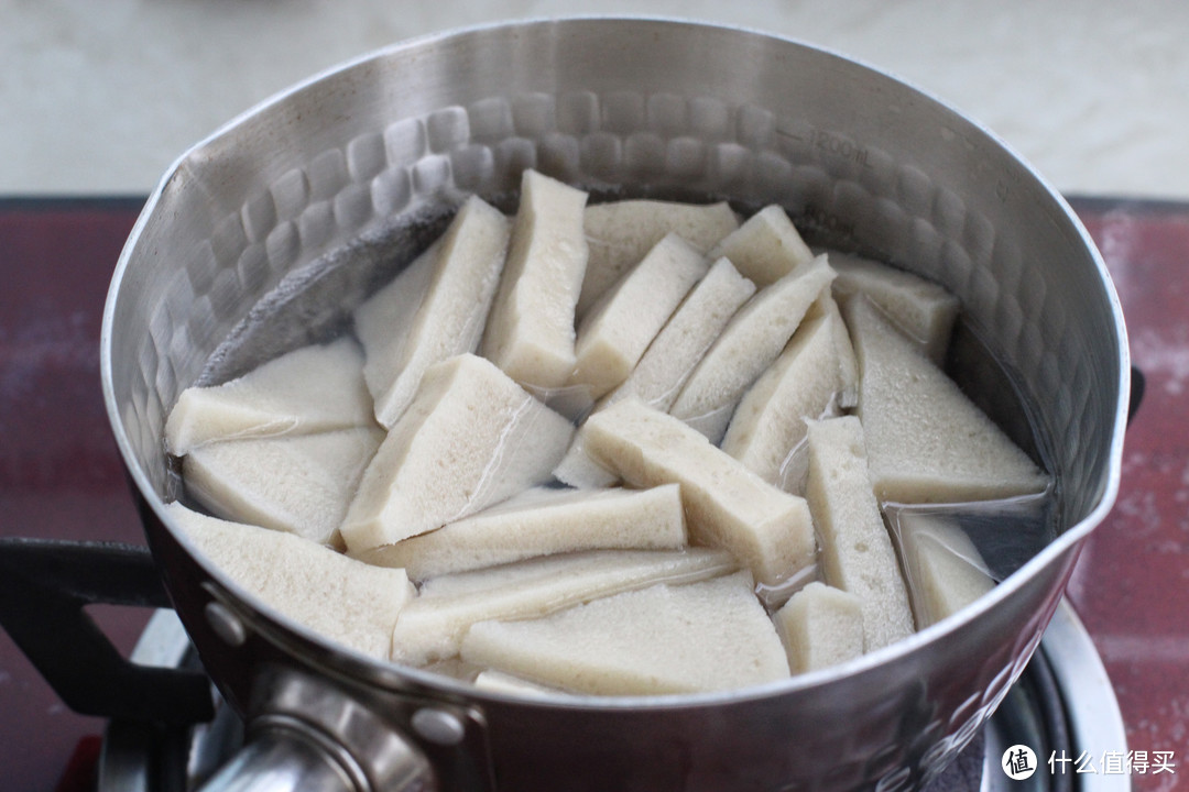 千叶豆腐就用红烧的做法，简单快手，鲜香美味，软嫩入味比肉好吃