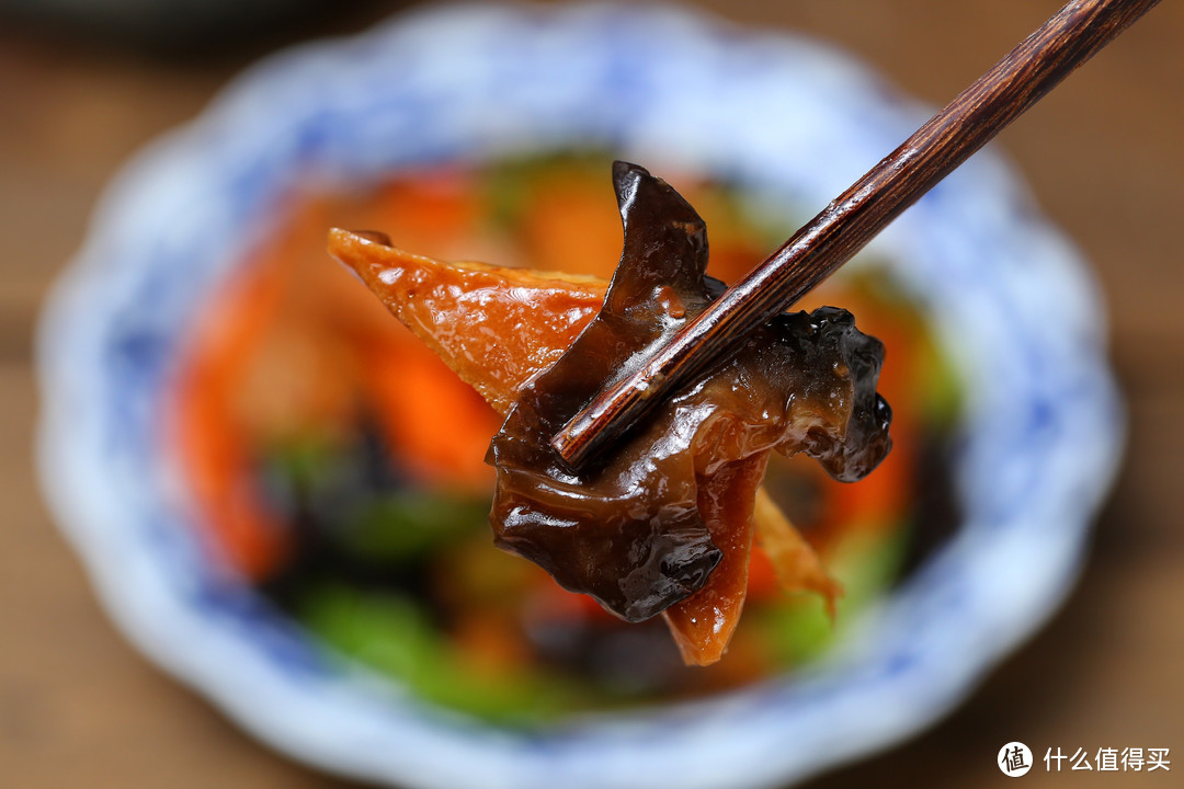 千叶豆腐就用红烧的做法，简单快手，鲜香美味，软嫩入味比肉好吃