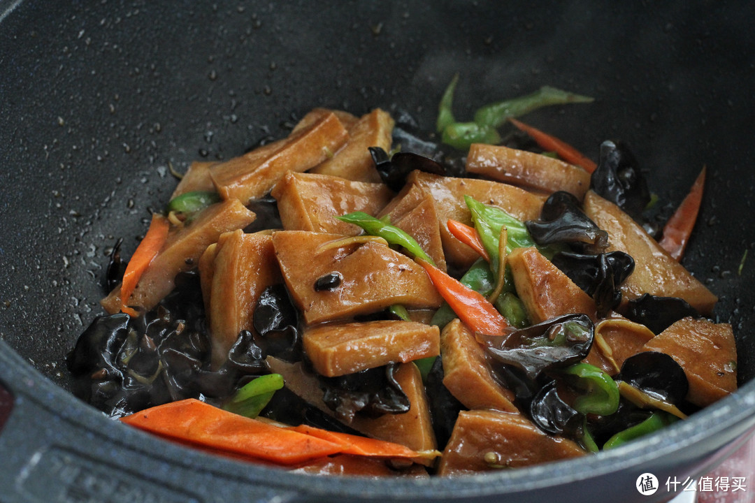 千叶豆腐就用红烧的做法，简单快手，鲜香美味，软嫩入味比肉好吃