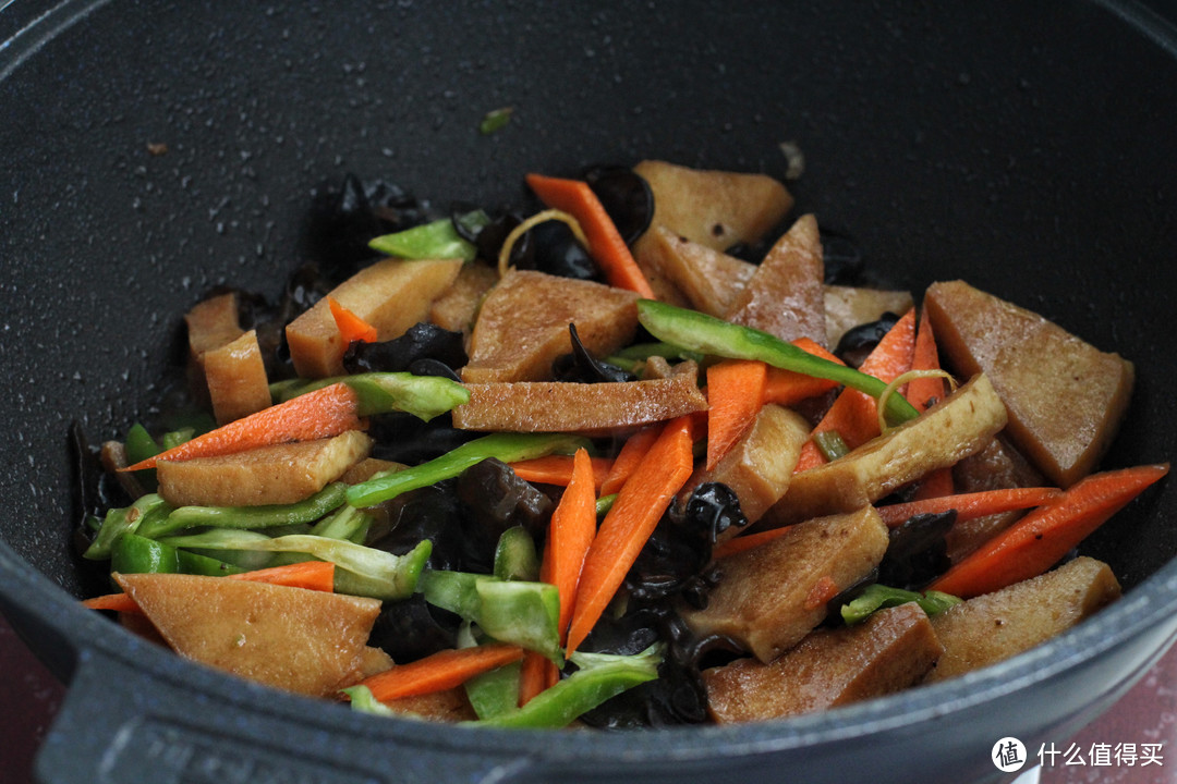 千叶豆腐就用红烧的做法，简单快手，鲜香美味，软嫩入味比肉好吃