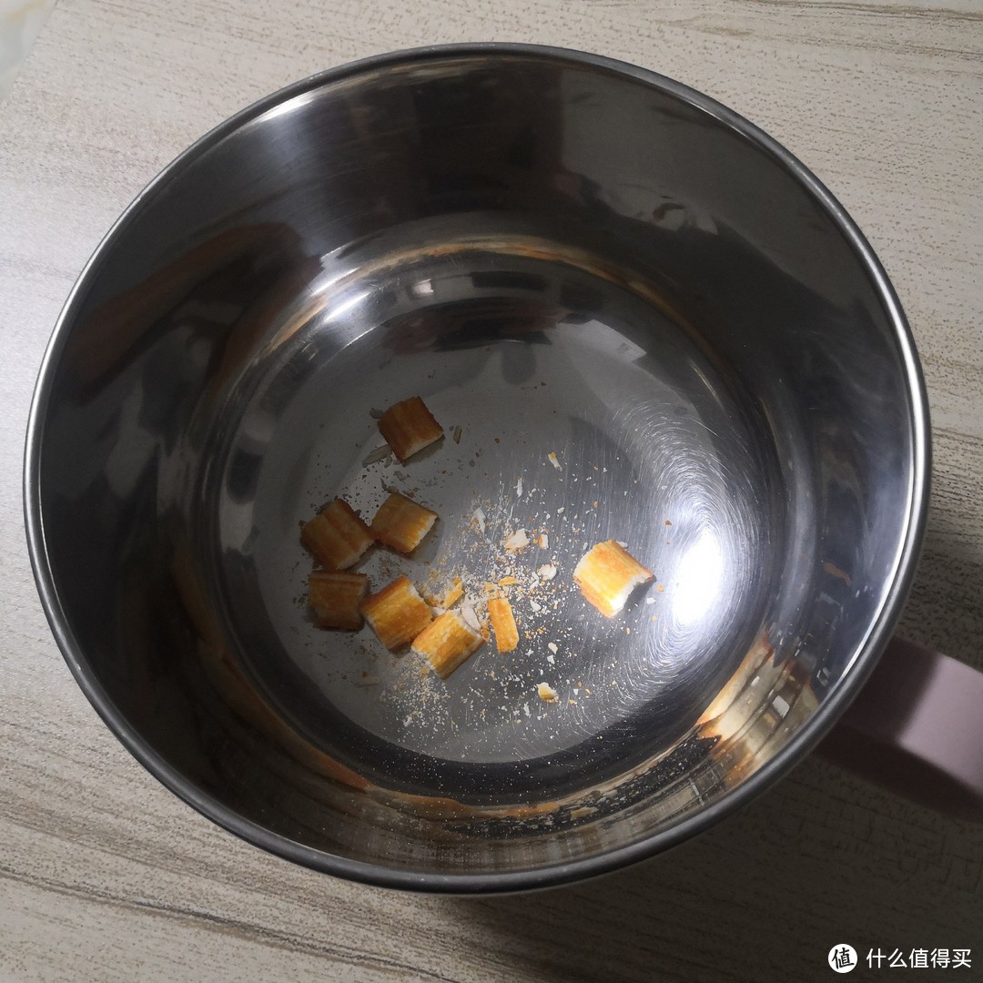 周末宵夜吃些啥？不如下面给自己吃~流程简单的蟹黄拌面，味道……