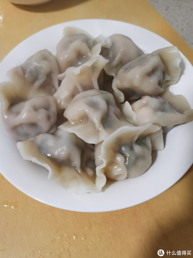 开始老妈预计一盘就装下了,没想到饺子个头真的挺大,一个盘子没够,用