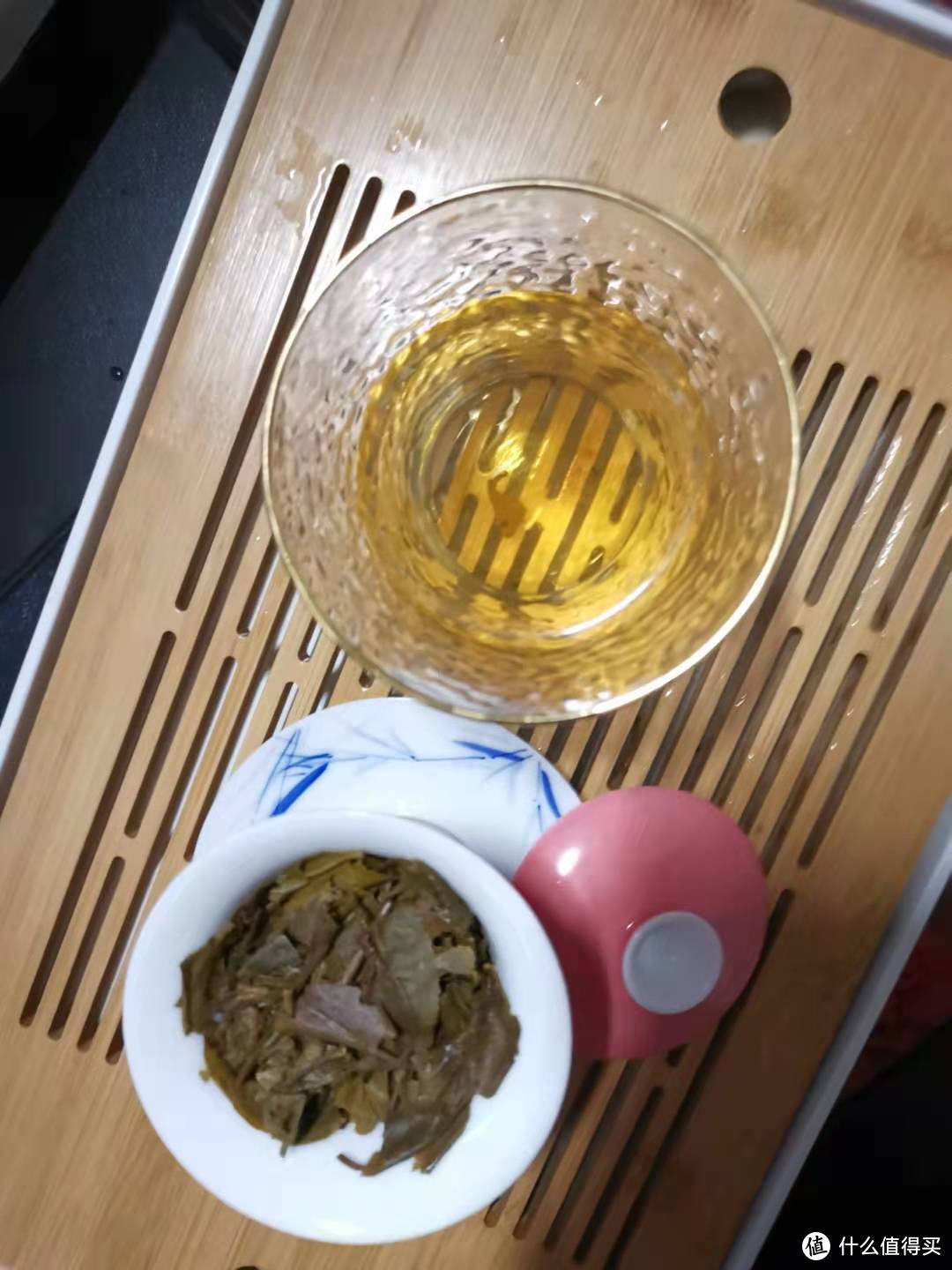 金黄透亮的茶汤，和这粗老晦暗的茶叶真的成鲜明对比