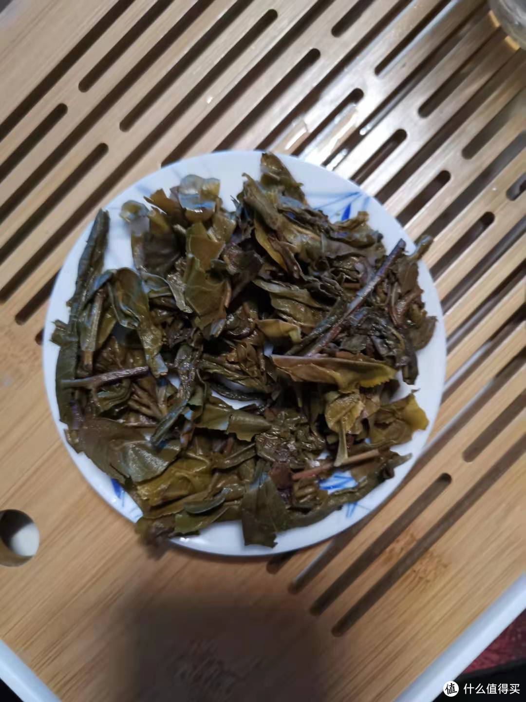 茶汤：香甜.柔滑；滋味：回甘迅速.但短暂；叶底：粗硬. 不弹易断