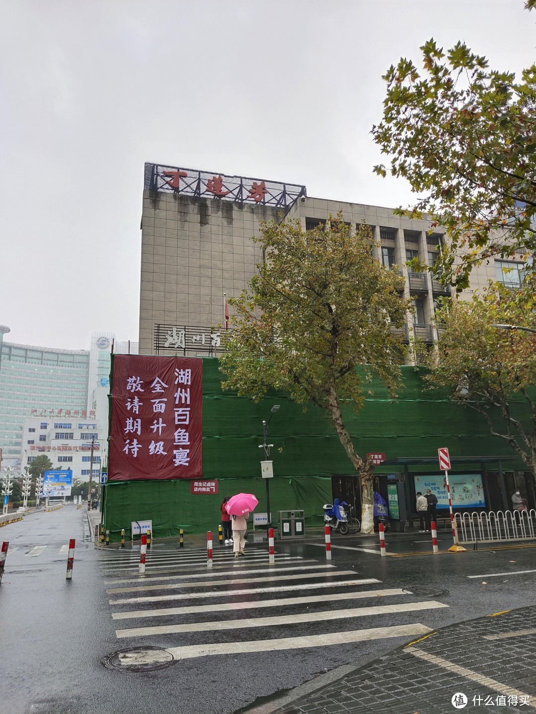 这家丁莲芳应该是当地很有名的餐厅，门口在施工也抵挡不住慕名而来的客人。