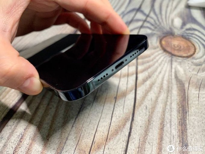 大家都知道今年的苹果iphone12系列手机宣称为了"环保",不再赠送充电