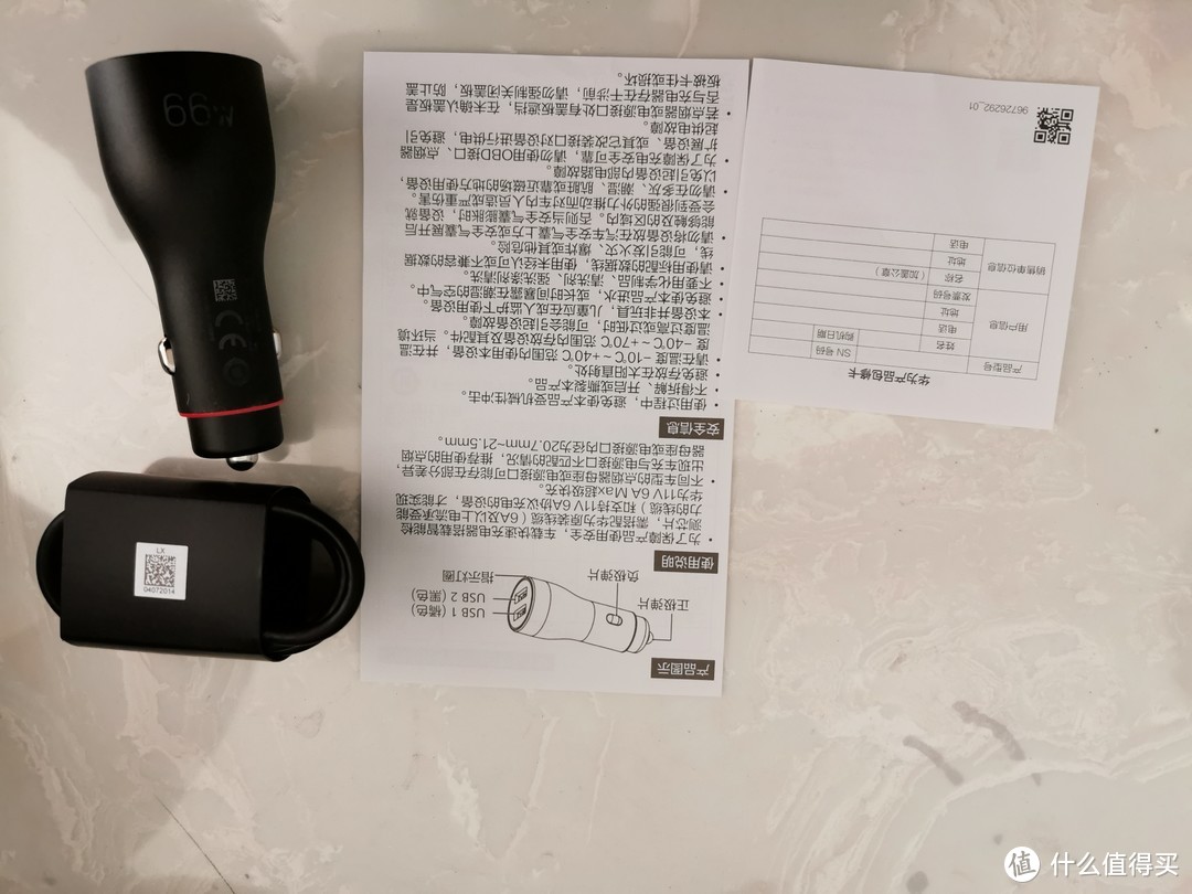 打开以后内含一根USB  Type-C 原装数据线，充电器主体还有产品使用说明书、保修卡，没有多余的东西。