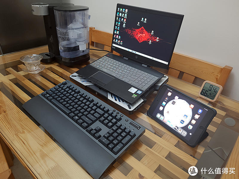 TT G521飞行家三模机械键盘，是一款实用型为主的办公机械键盘