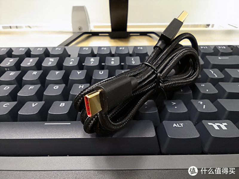 TT G521飞行家三模机械键盘，是一款实用型为主的办公机械键盘