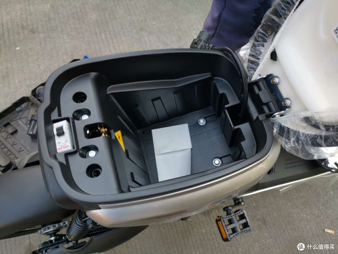 雅迪欧睿再次加装(儿童座椅, t6尾转弯灯,点焊21700锂电池等)