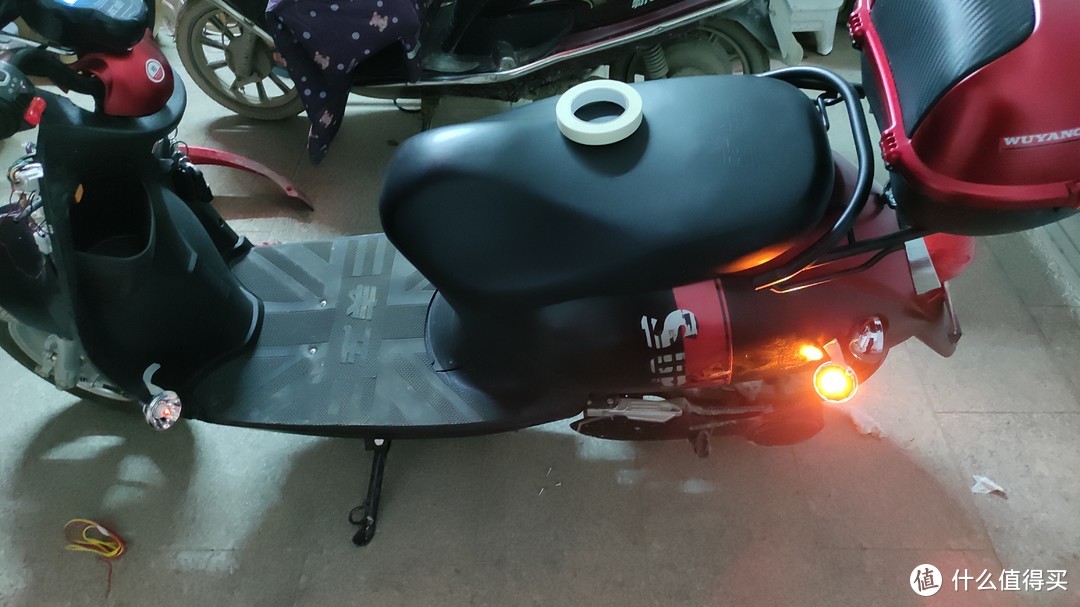 五羊米韵二轮电动轻便摩托车更换LED转向灯