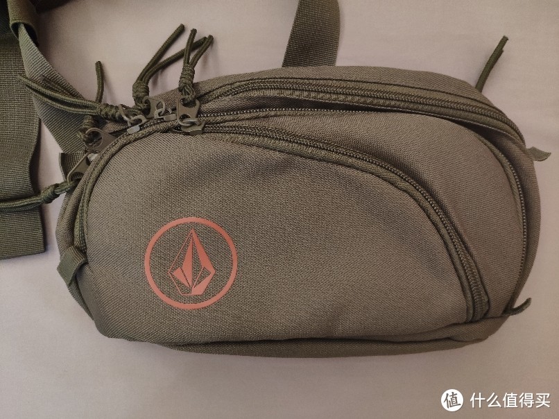 用了5年的 VOLCOM 胸包，便携、能装、耐用、还不显旧