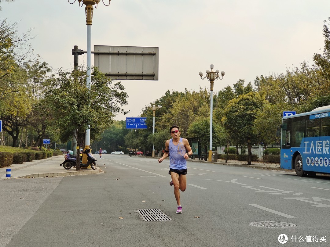 这双基佬紫跑鞋，绝对是我的年度竞速推荐