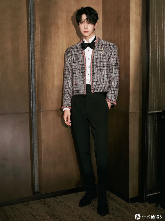 王一博身穿香奈儿新款外套亮相