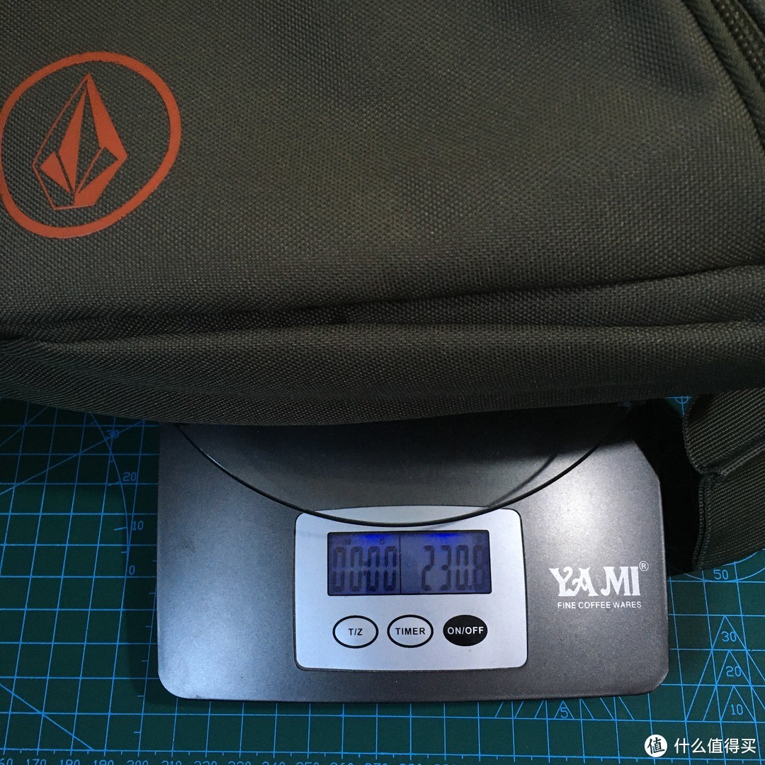 用了5年的 VOLCOM 胸包，便携、能装、耐用、还不显旧