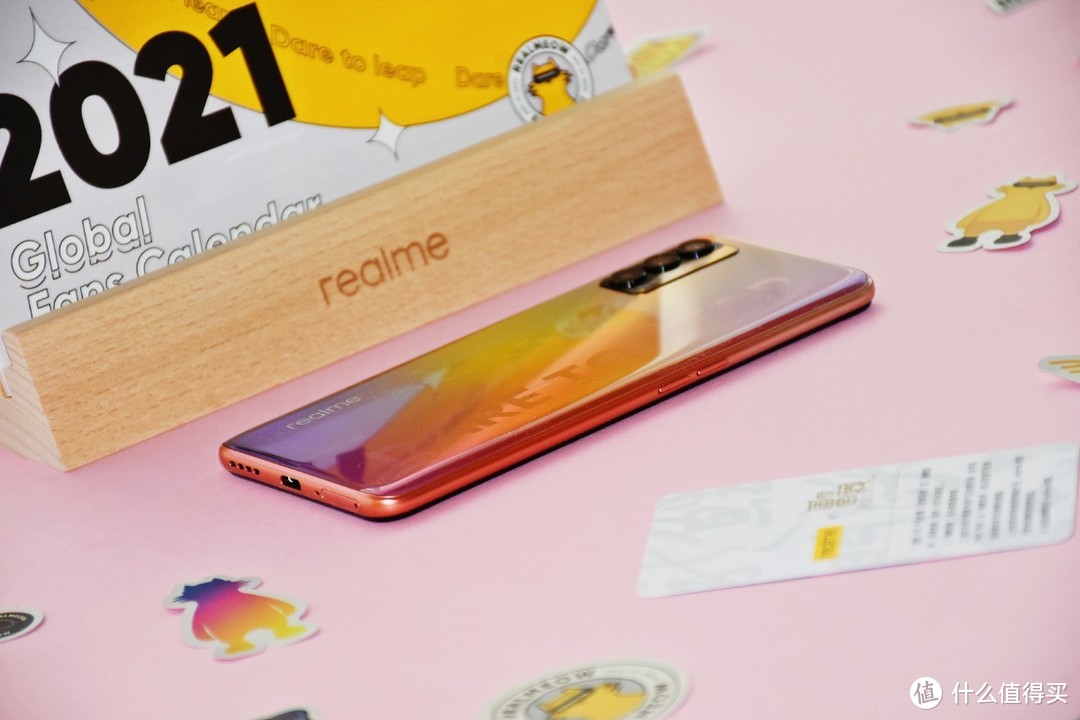 realme V15首发开箱，千元机用上50W闪充，首批购买还有机会免单