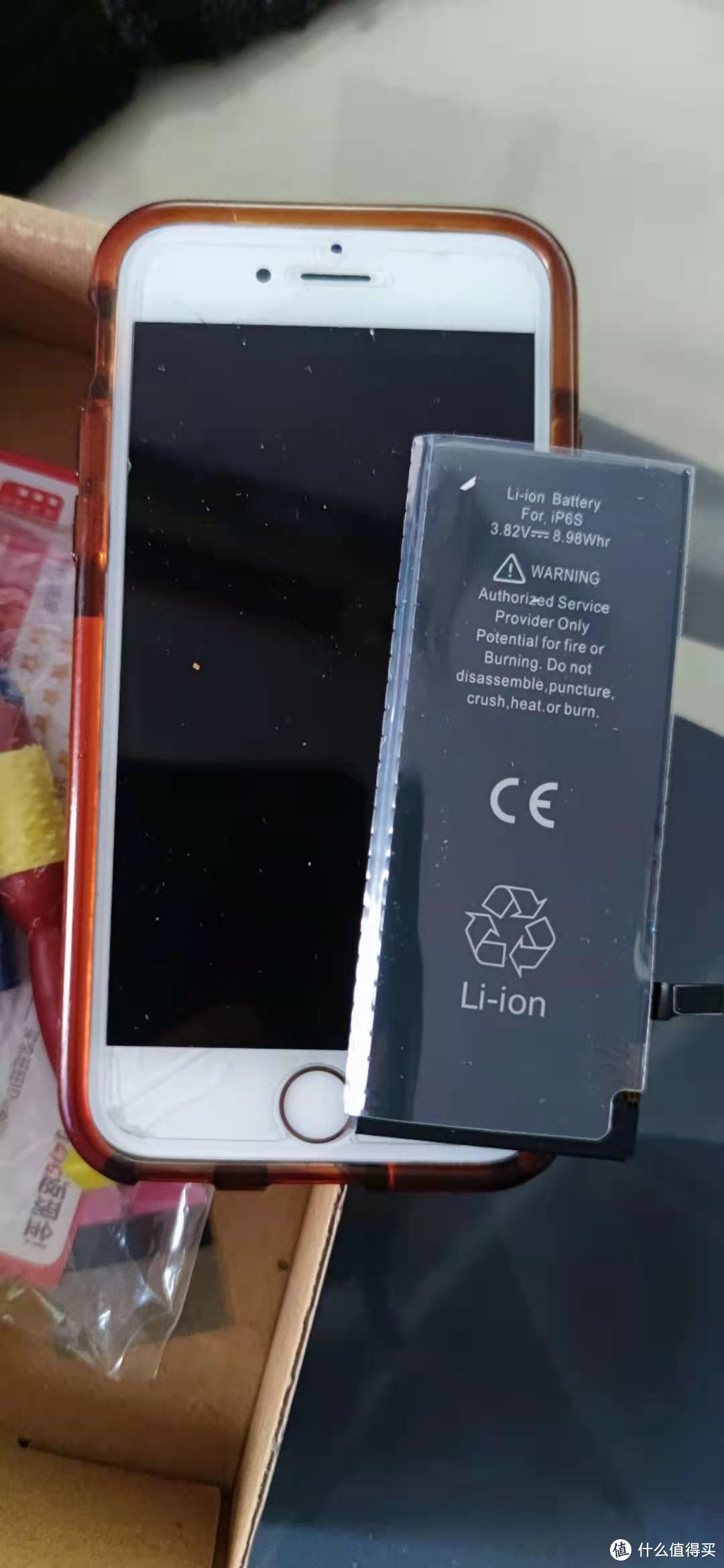 iPhone 6s 的电池修长的身姿，和屏幕差不多的长度
