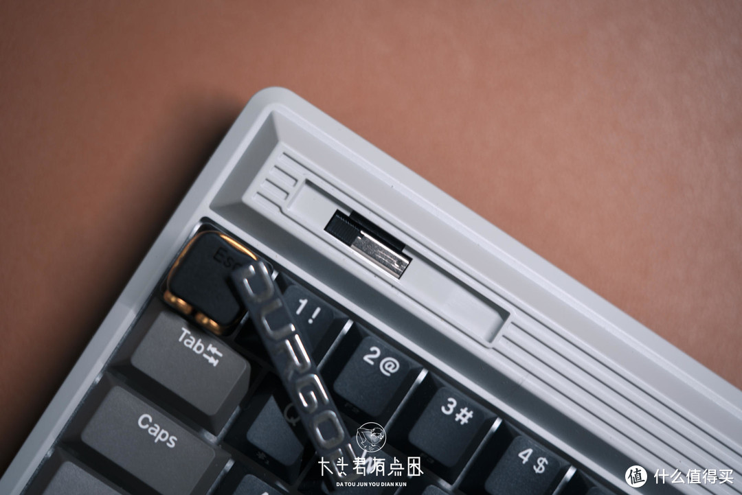 「大头君有点困」一把复古键盘、点缀工作桌面。