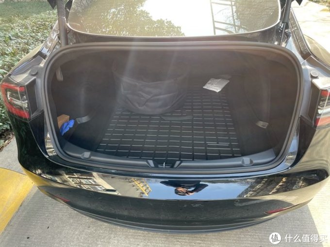 不过要注意的是model 3后备箱下面还有个隐藏的储物空间,也能放不少