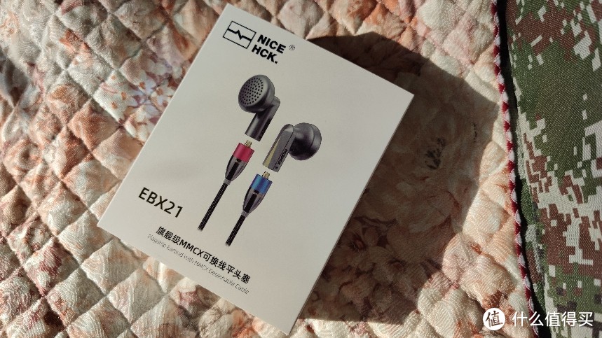 包装盒不小，正面印有品名以及产品外观图，可以看出，ebx21是一款mmcx插口的可换线耳机。