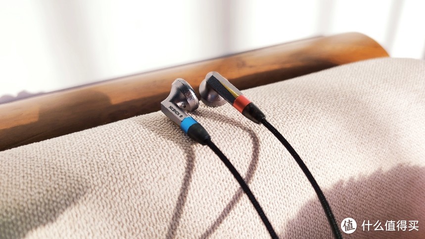耳机腔体上明确标明左右耳，线材插头采用红蓝双色区分，蓝色为左耳，人性化的同时也带来了视觉上的冲击感。