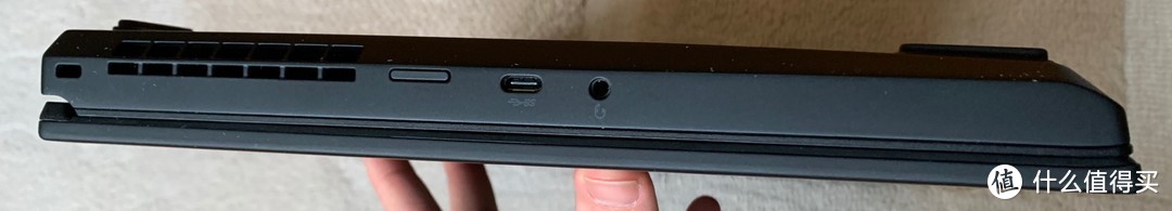 P53 右侧接口（USB-C、3.5mm 耳机接口）