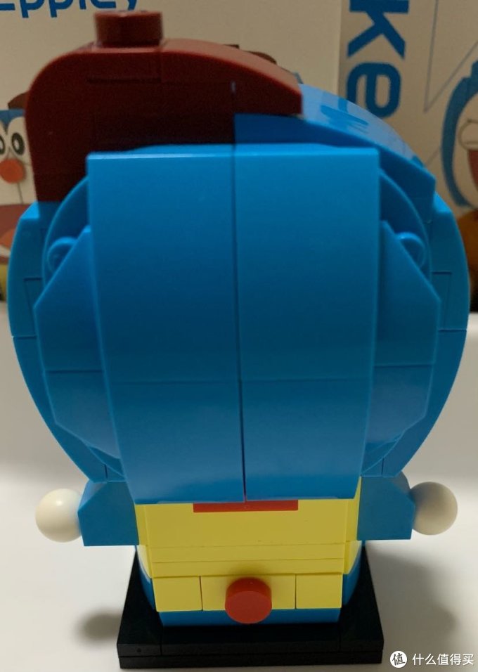 背面机器猫哆啦a梦又多了一件服装呢!很适合送给朋友或作为小摆设!