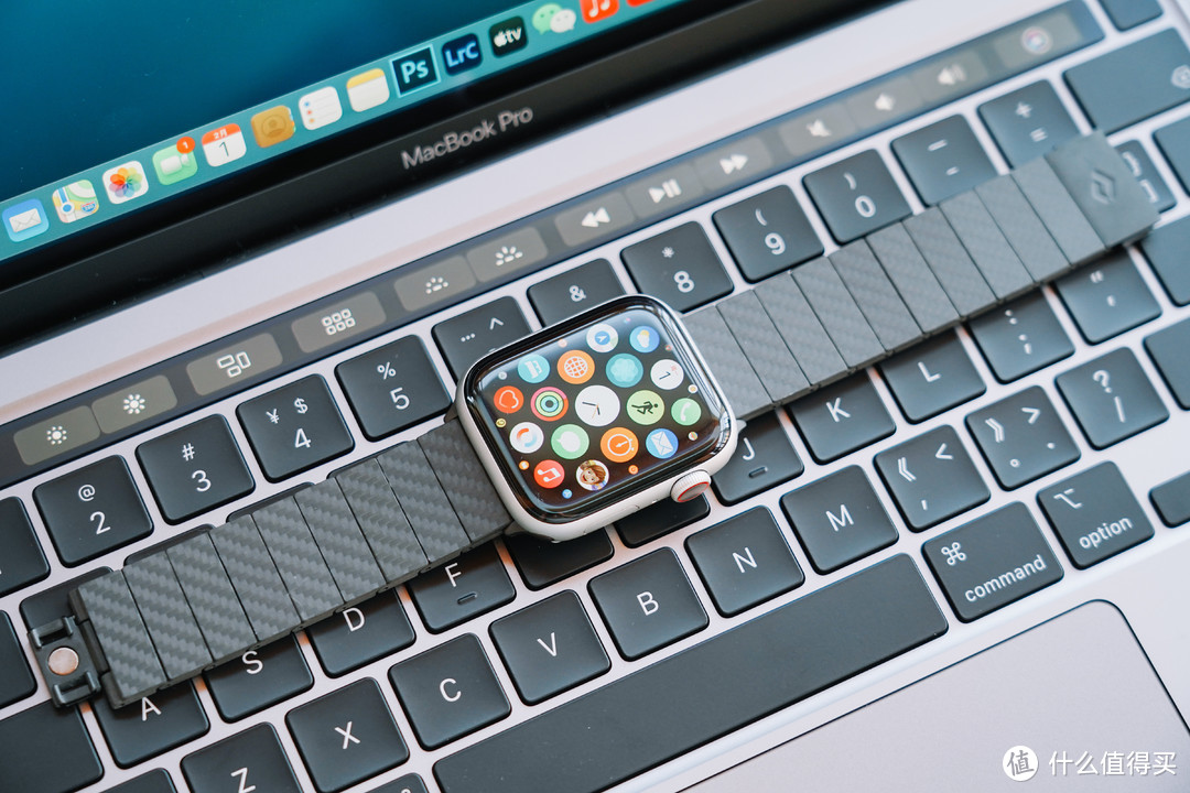 万物皆可碳纤维：PITAKA Apple Watch碳纤维表带+多功能卡包上手