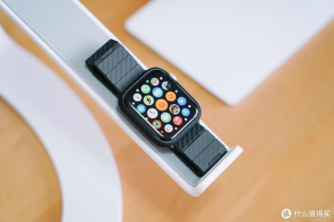 万物皆可碳纤维：PITAKA Apple Watch碳纤维表带+多功能卡包上手