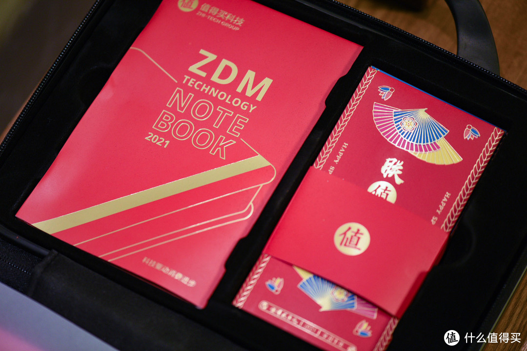 先来看看一面的物品，一本每年几乎都有新设计的ZDM笔记本，还有一套春节红包，看收到的朋友戏称里面说不准有ZDM送出的惊喜。