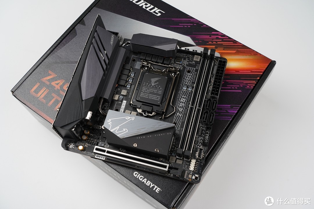 技嘉 Z490I AORUS ULTRA 整体采用灰色与黑色相搭配的设计，低调而不沉闷。整块主板采用了大量的金属散热片，尽管体积很小，但是拿在手上非常压手，是一种拿上去就能感受到的品质感。