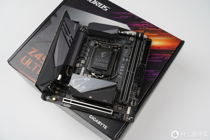 技嘉 z490i aorus ultra 整体采用灰色与黑色相搭配的设计,低调而不