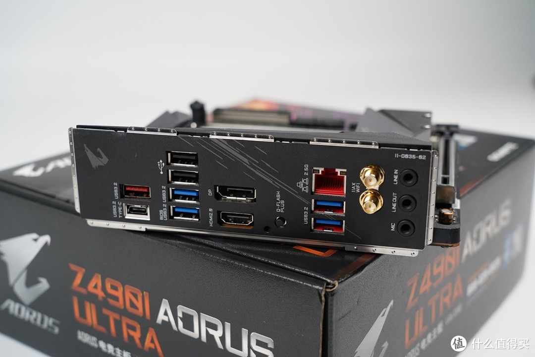 I/O接口方面，技嘉Z490I AORUS ULTRA共有14个接口，分别为1个DP接口、1个HDMI接口、1个USB Type-C接口，支持USB 3.2 Gen 2、1个USB 3.2 Gen 2 Type-A接口、4个USB 3.2 Gen 1接口、2个USB 2.0/1.1接口、1个Q-Flash Plus按钮、1个RJ-45网线接口、2个SMA天线接口、3个音频接口。