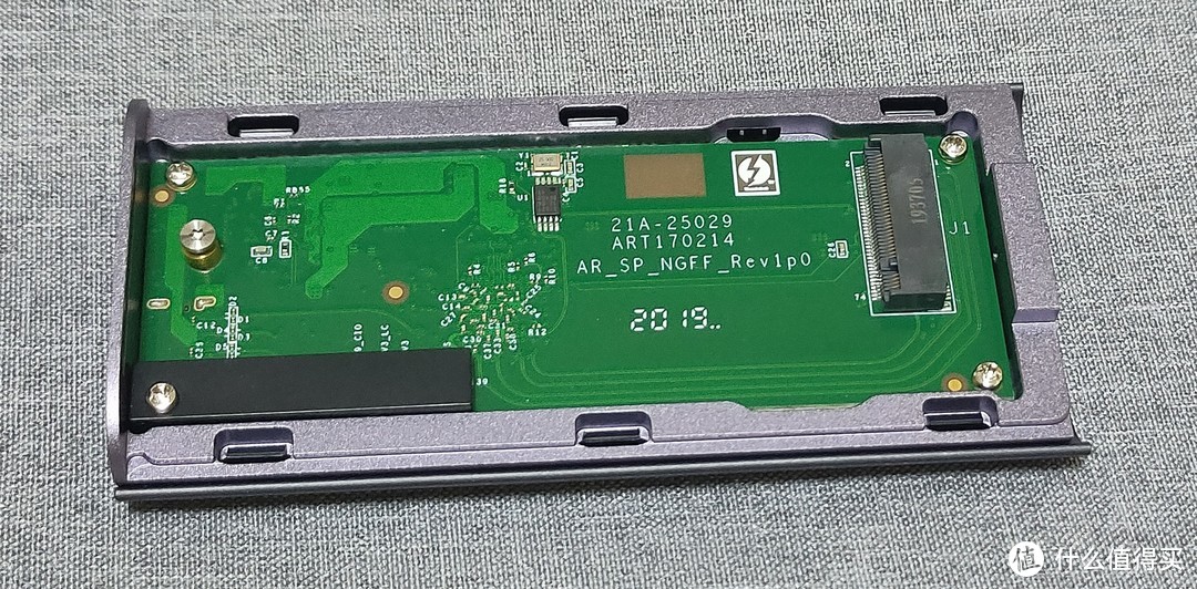 给表姐的MacBook Pro配一个雷电3 M.2 NvMe硬盘盒：绿联 CM343开箱和体验