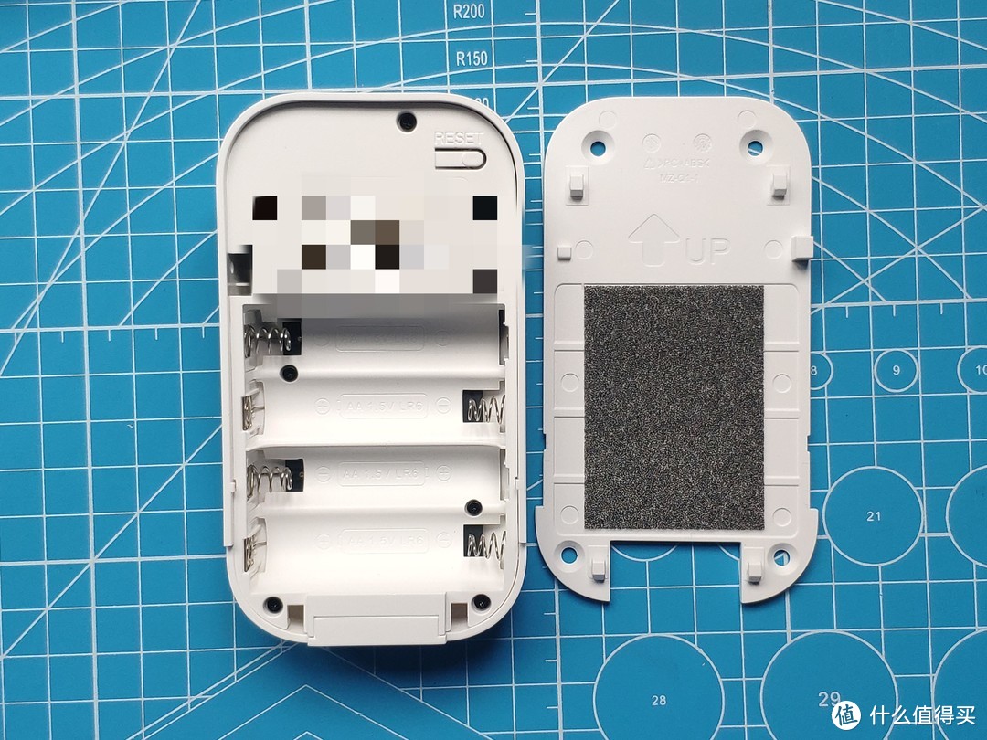 打开门铃背部结构比较简单，4个电池位，一个reset按键