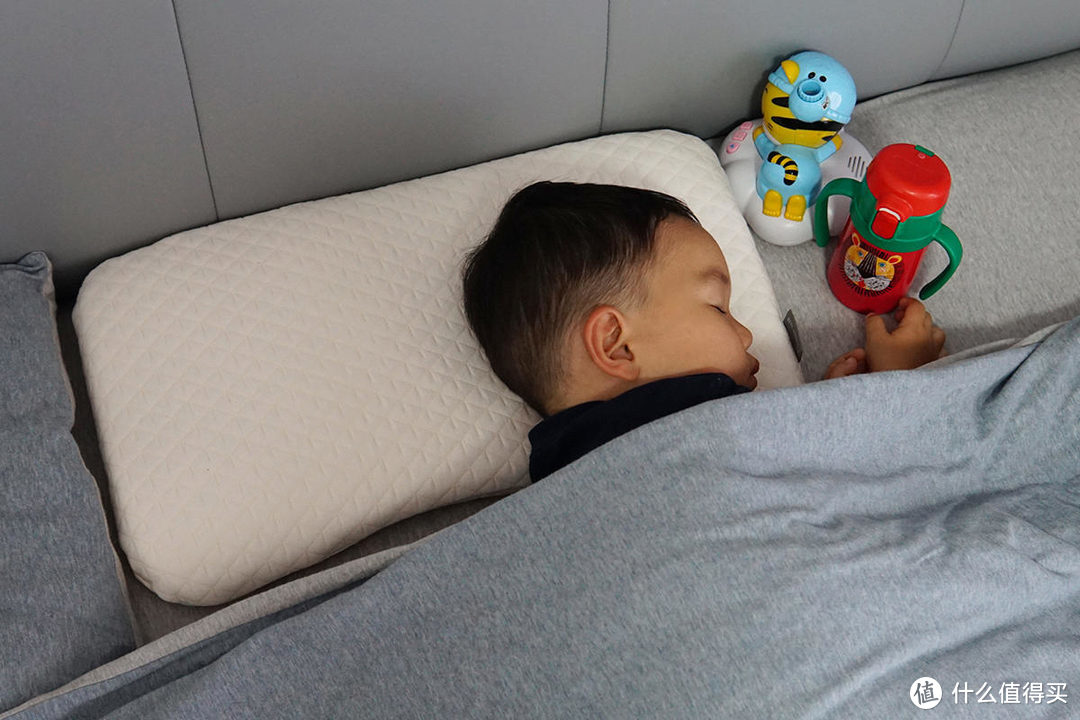 宝宝睡觉的好伙伴，绘睡儿童硅胶可调枕头轻体验