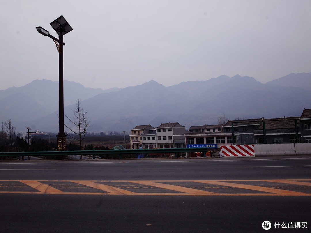 出山进入环山公路，远处的秦岭，中国典型的气候分界线