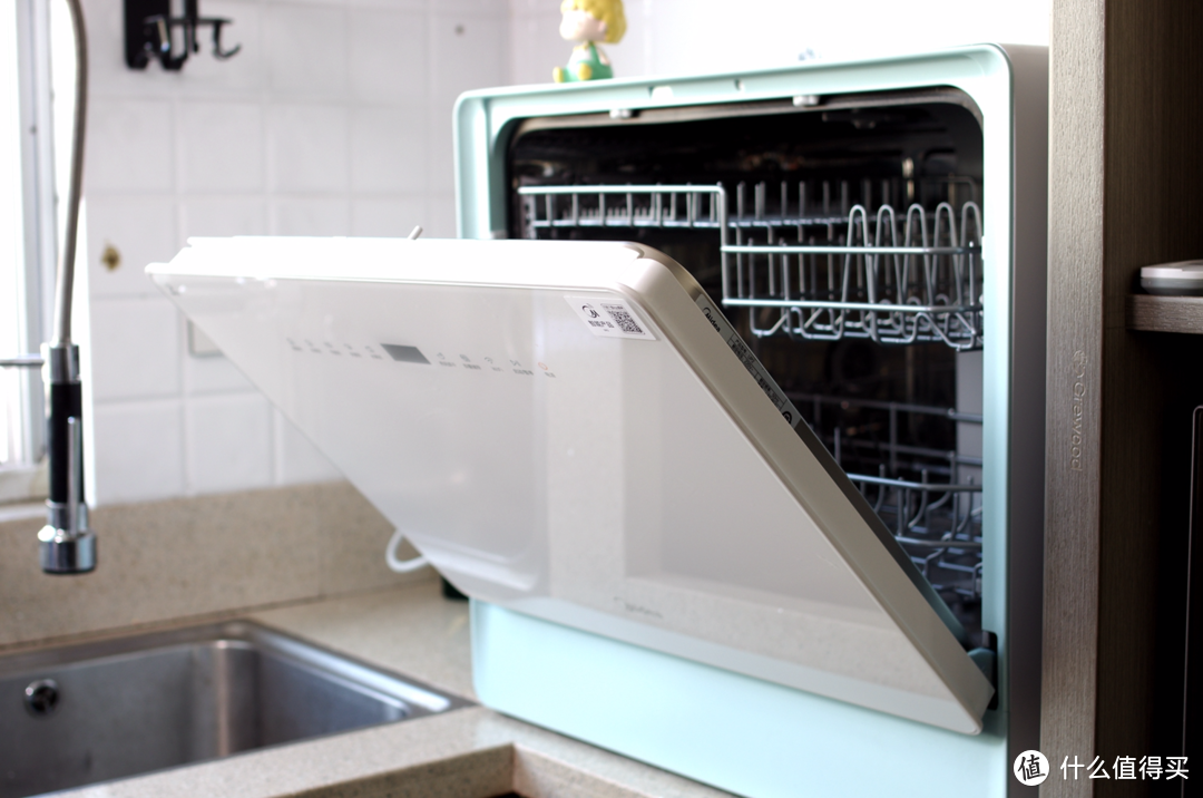小厨房也能轻松安装，美的初见台式洗碗机