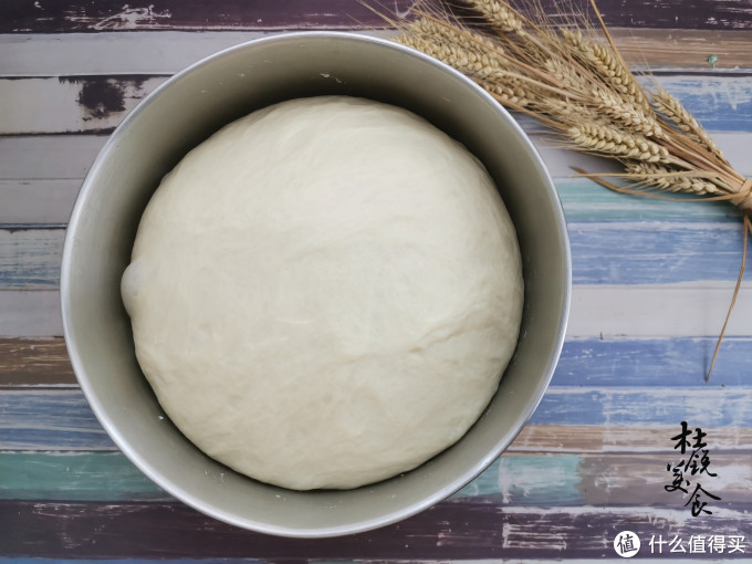4,和面盆内倒入面粉500克,干酵母6克融入250克温水内,搅拌成均匀的