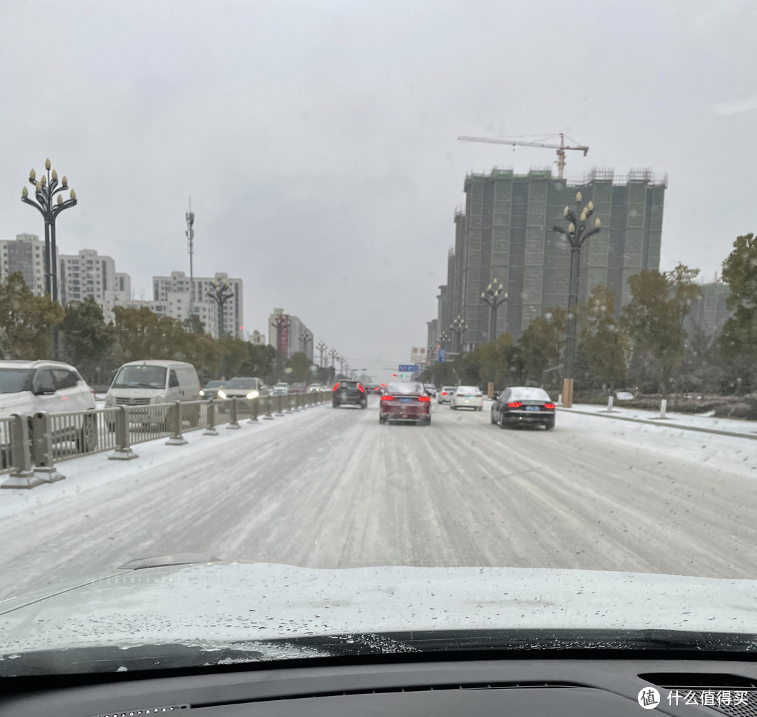 1月的一场雪，道路结冰严重也不能阻挡热爱工作的打工人