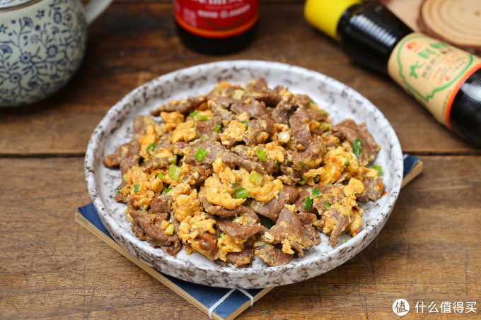 广东人喜欢用牛肉炒鸡蛋嫩滑美味又营养做法不难轻松几步搞定