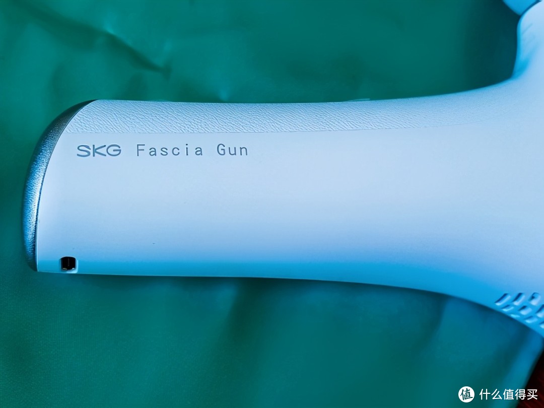 SKG F5热敷按摩筋膜枪评测：明明可以靠颜值，却偏偏还是实力派