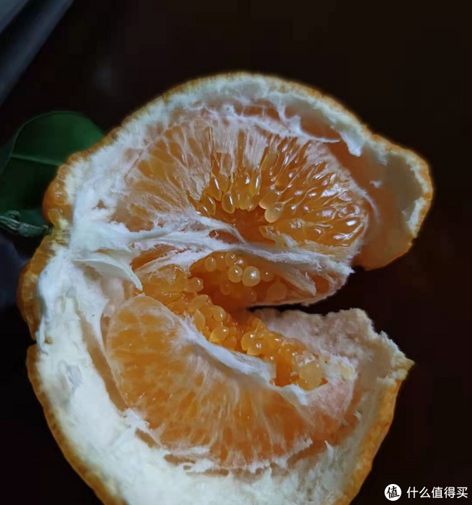 橘皮特别好剥,不像橙子那么难剥,每次滋一手水,而且橘瓣那个皮特别薄